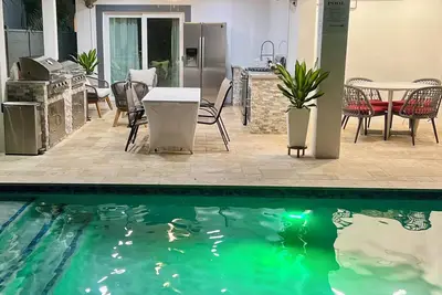 Image de Luxury Oasis -Heated Pool Jacuzzi-Outdoor Kitchen next to Coral Gables
