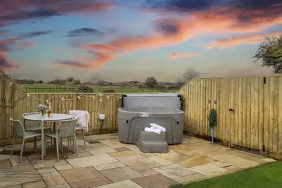 Image de The Stables at Sturt Farm Courtyard - Beautiful dog friendly home in the Cotswolds with a hot tub