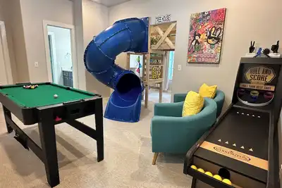 Image de Carlton Landing- Indoor Treehouse, Hottub, arcade, Sleeps 13. Two Master Bedroom