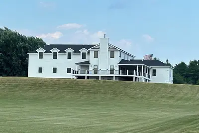 Image de Contemporary Lake house in Bridport w stunning view of Lake Champlain & Adk Mtns