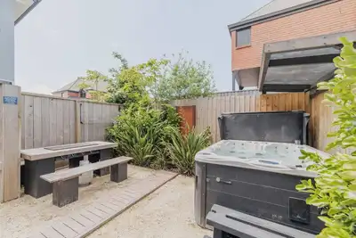 Image de Modern 2br City Townhouse w/ Spa & Parking