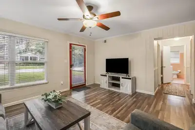 Image de The Branches - Adorable 2 Bedroom Midtown Bungalow