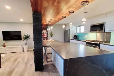 Image de SuiteOn81\nModern- Open concept \nLegal Up and down \nCompletely Reno'ed