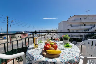Image de Appartement confortable à 50m de la plage avec terrasse, climatisation et parking