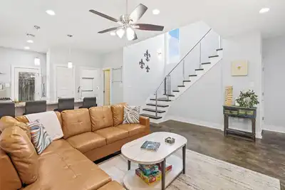 Image de New Townhome, Central located w/ garage, Pet friendly!