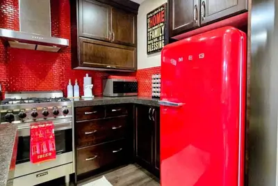 Image de Stylish 2br Suite (15 Min Dt): Ev Charger, Free Parking, Soaker Tub & Projector