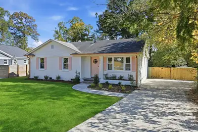 Image de Casa Rosada an interior designed home in Cotswold. Security Alarm, Fiber Internet