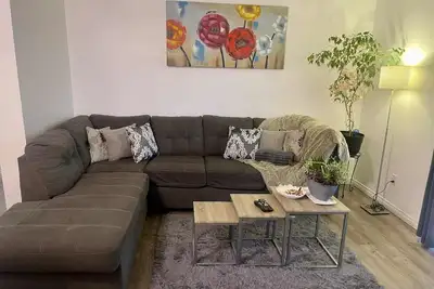 Image de Cozy Condo-Your Home Away from Home, 2br (1kb-1qb) Parking in front of the door!