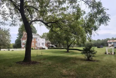 Image de Marvelous 8-bedroom estate in charming Champlain with Ac