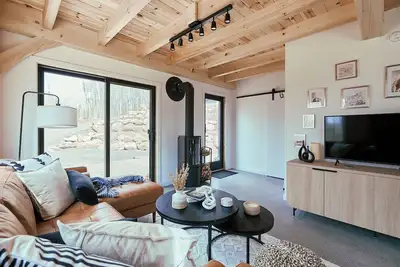 Image de Découvrez le Charme du Chalet poteaux-poutres - Sommet des Faucons | Laurentides