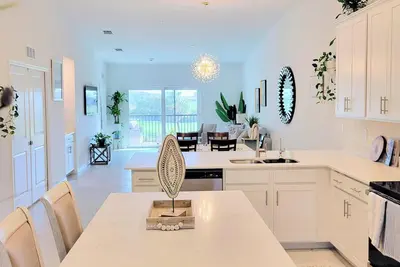 Image de Luxury 2br+Den Condo • Resort Style Vacation • Tiki bar • Sleeps 6