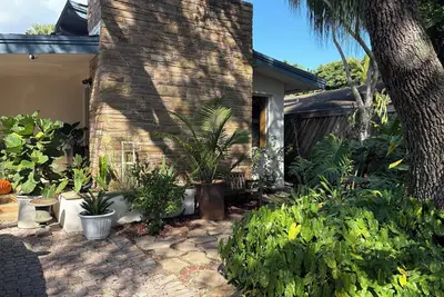 Image de Private House in wonderful Miami in desirable Coconut Grove with Tropical Garden
