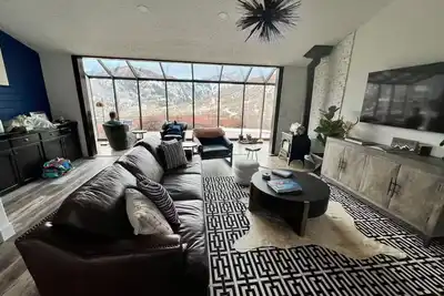 Image de Welcome to WilderNest! Beautiful 4-bedroom home with 180 degree canyon views.