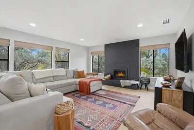 Image de New! Yosemite Outpost- Fully remodeled with hot tub/game room/firepit!