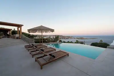 Image de Nomade Villa - 4br with Infinity Pool & Views of Psarou Beach