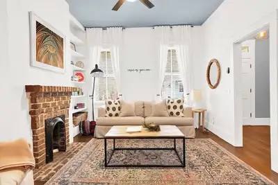 Image de Charming Historic Home in Starland • Hot Tub • Walk to Forsyth & Downtown • 2br