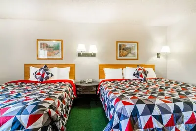 Image de Private Room w/ King Bed + Desk – Easy Parking for Road Trippers