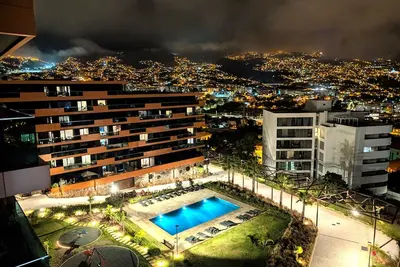 Image de Sky-High Elegance Top-Floor Views of City, Ocean & Sunrise