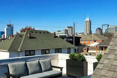 Image de Downtown 2br Carriage House by Gainbridge + Skyline Rooftop Patio