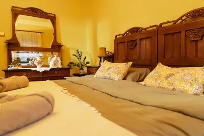 Image de Cozy 3-bedroom farmhouse surrounded by a vibrant garden full of plants.