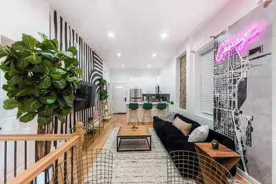 Image de Bold 3br West Town Sleeps 8 | Patio + Free Parking