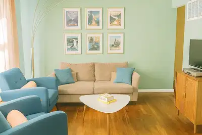 Image de ★ Modern 2br │ Walk to Restaurants & Allen Fieldhouse │ Off-Street Parking