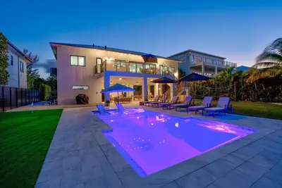 Waterfront Luxury, Volleyball, Putting Green, Dock & More!