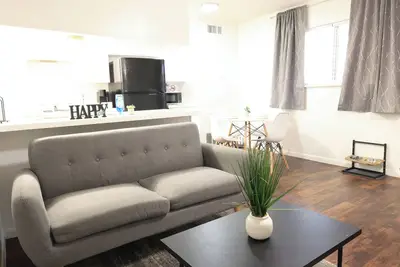 Image de Cozy Comfort Steps from Ut + 10 Min to Dt