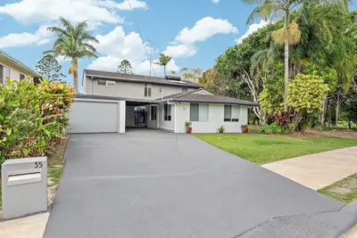 Image de Large 4-bedroom home with a pool in central Maroochydore