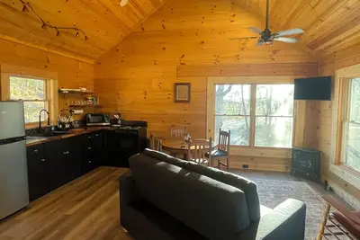Image de Charming 1-bedroom log cabin with Ac and hot tub near Linville Gorge