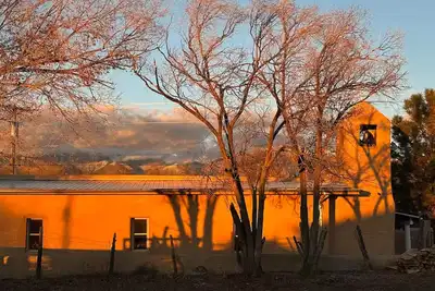 Image de Under the Taos Sky - romantic, serene, affordable!
