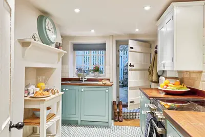 Image de Cove Cottage, Charming Coastal Stay by Iconic Lulworth Cove.