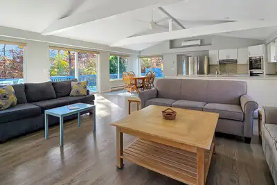 Image de Brand New Listing! Indian Neck 3bd--A/C, Big Deck, Outdoor Shower, Less than a Mile to Burton Baker Beach