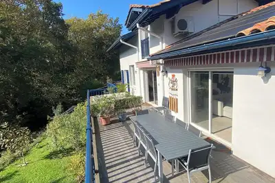Image de Charmante villa basque (270m²) : 4 ch. dans un écrin de verdure à 10' des plages