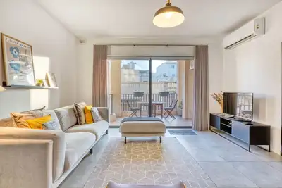 Image de Bright & Cozy 3-Bedroom Apartment Acal1-1