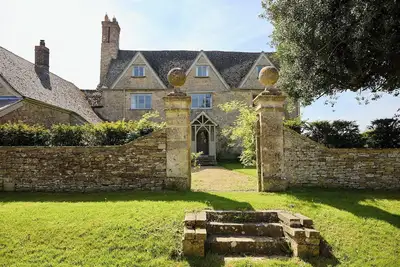 Image de Charming 17th-Century listed Manor Farmhouse, on an organic Oxfordshire farm.