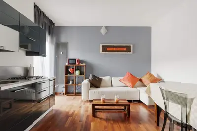 Image de GuestHost - Cozy apartment of approximately 45 square meters, perfect for four people, located on the sixth floor of a building with an elevator (Not accessible to disabled guests). The property is located opposite the Naviglio Grande and is well connecte