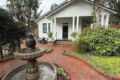 Image de Historic Duckpond Home Walk to Downtown & Uf 3bdr