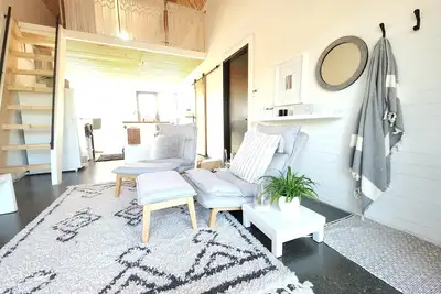 Image de Petit Loft mezzanine de style barn, pour amoureux, campagne avec vue sur chevaux