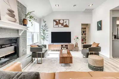 Image de The Pine Haus: Luxury Stay w/ Pickleball, Hot Tub & Cozy Fire Pit