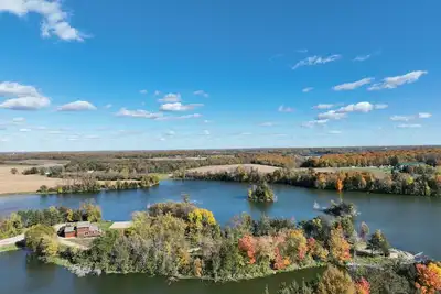 Image de 3-bedroom home on a private peninsula on Schmidt Lake in Buffalo.