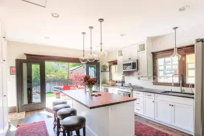 Image de Craftsman Beauty in Quiet Neighborhood