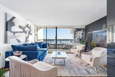 Image de D23 - English Bay 2 Bedroom Luxury subpenthouse