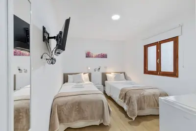 Image de Chambre Intérieure 7 avec Wi-Fi et Climatisation
