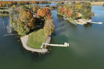 Image de A lake home on a private peninsula located on Schmidt Lake in Buffalo.