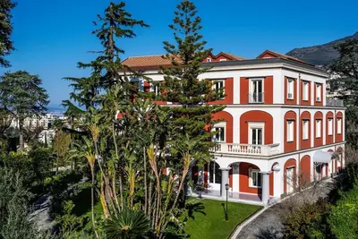 Image de Signature Villa Overlooking the Gulf of Naples with biolake and garden