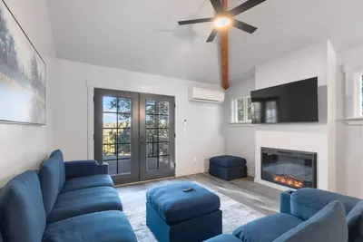 Image de Brand New Townhome in World Famous Running Y Resort