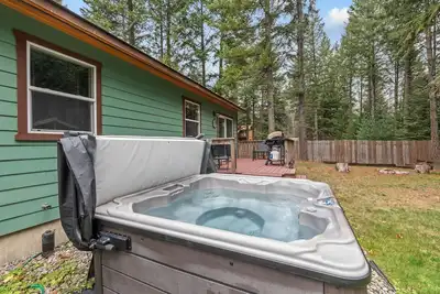 Image de Wooded Hideaway with Hot Tub Near Schweitzer