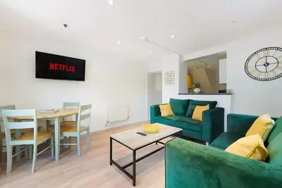 Image de 5 Bedroom in Newton Drive With Free Street Parking