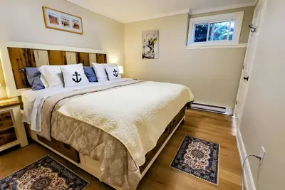 Image de Cozy Ocean Retreat just a 2-minute walk from Cow Bay surf spot.